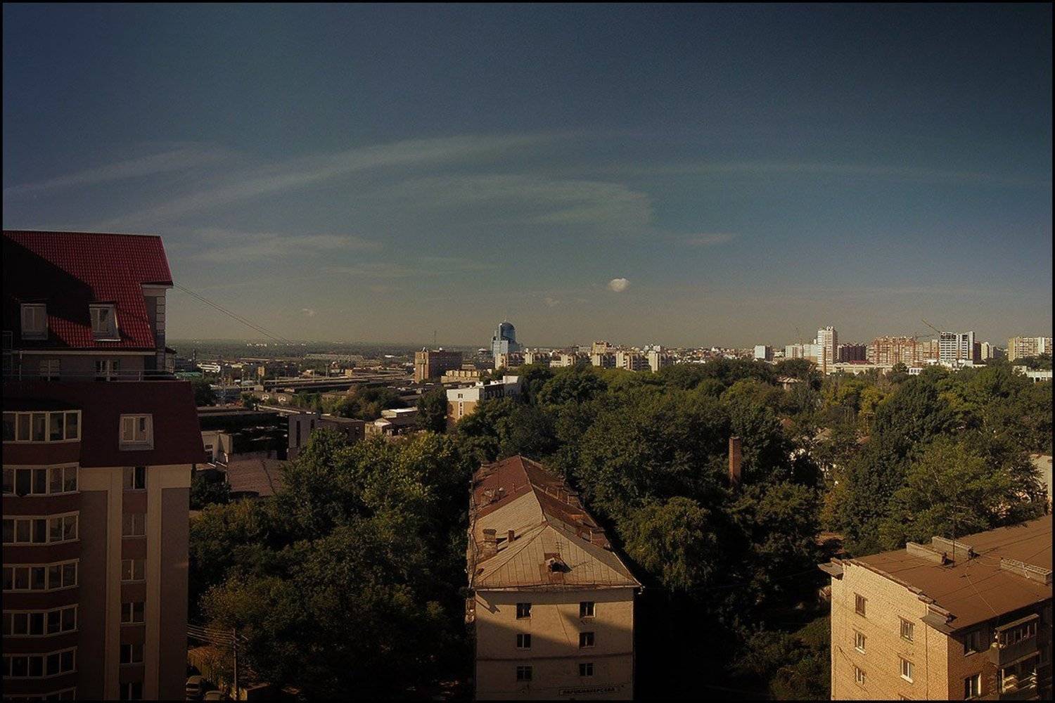Небо над городом. Автор: tynez небо, дома, tynez