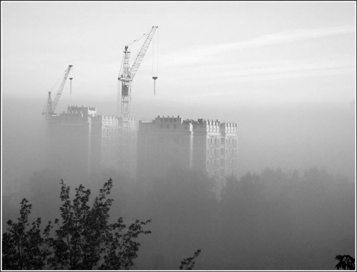город, туман, стройка, ч/б, Евген