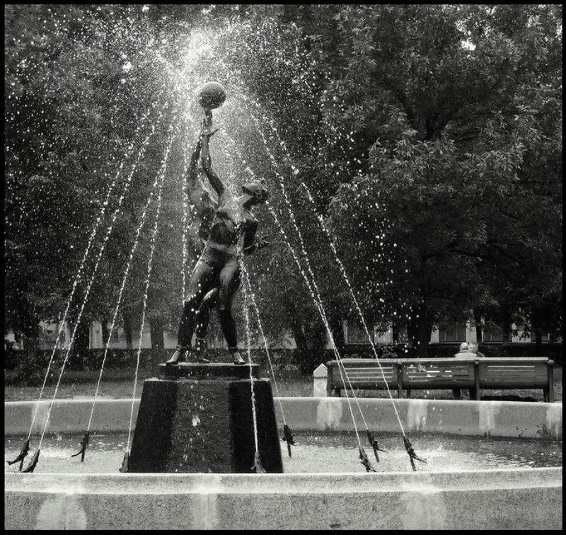 город, ярославль, фонтан, парочка, чб Неторопливый разговорphoto preview