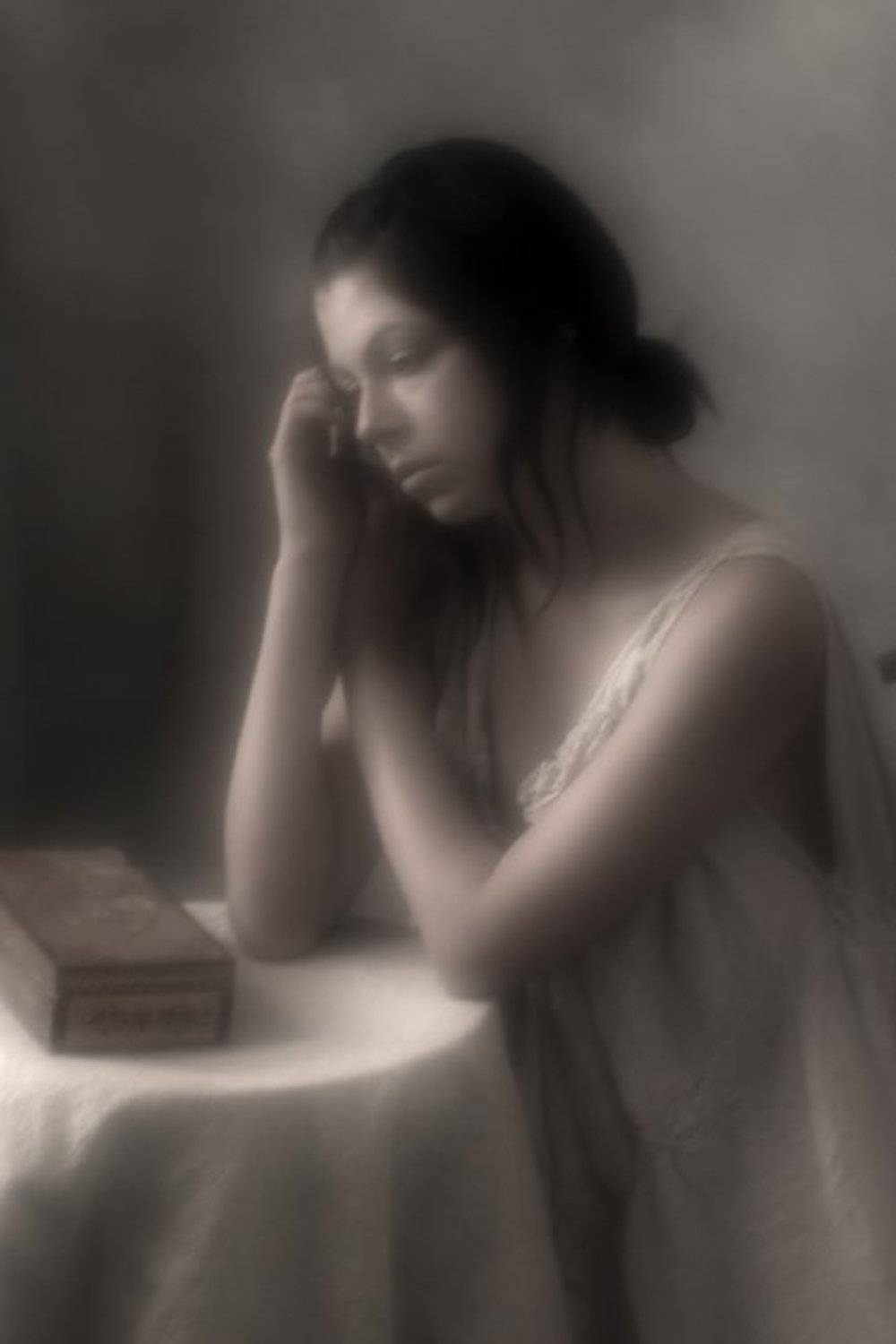 Портрет женщины, сидящей за столом. Автор: Vincent женщина монокль, Vincent