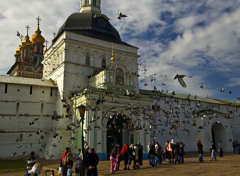 святые ворота троице-сергиева лавра голуби Голуби люди и Святые ворота Троице-Сергиевой лаврыphoto preview