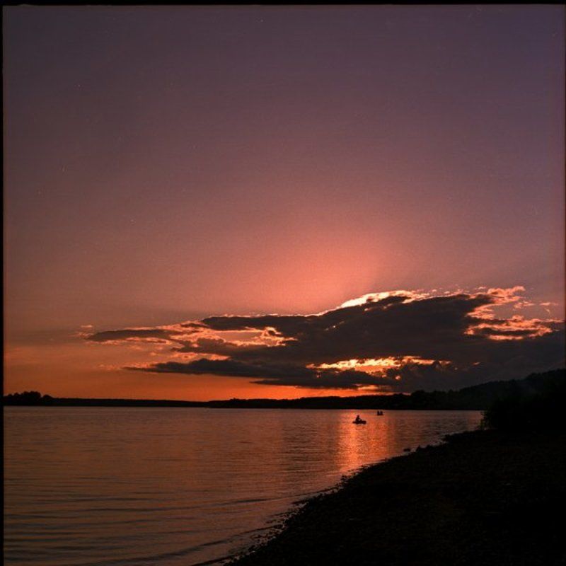 солнце, за тучей, прячется, вечером, алый, закат, над озером photo preview