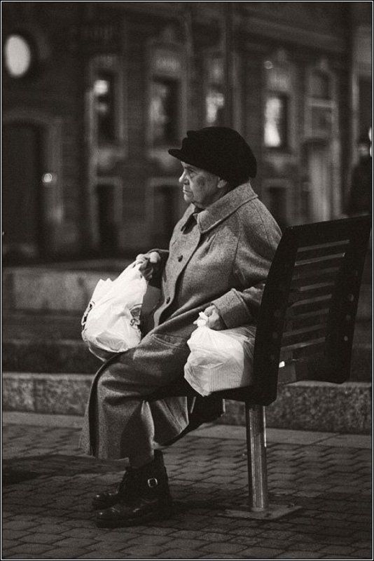 старушка, женщина, улица, дом, окно, мостовая, скамейка, пкает, одежда, старость, dyadyavasya Еще немного и дома.photo preview