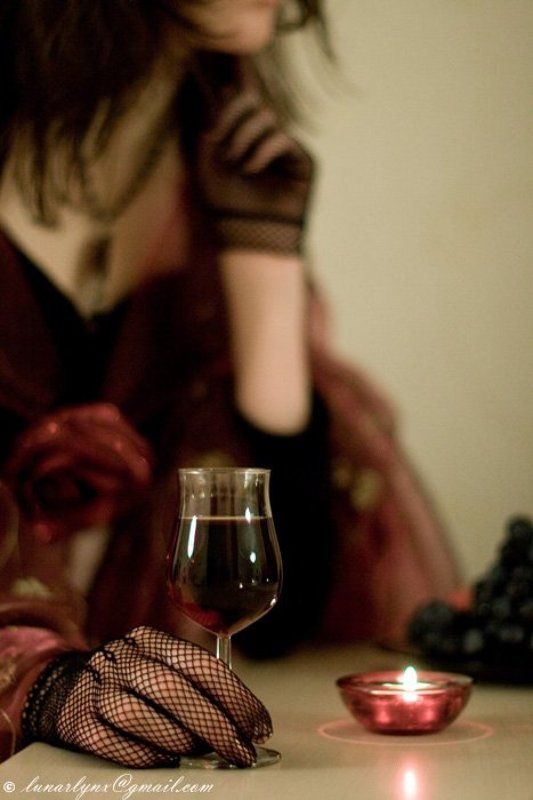 бокал, свеча, девушка Тебя ожидаяphoto preview