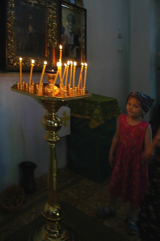 рыльск, старинный храм, свечи, провинциалочка В СТАРИННОМ ХРАМЕphoto preview