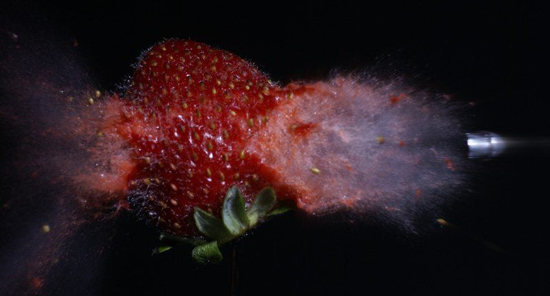 пуля, выстрел, клубника, скорость, макро Пуляphoto preview