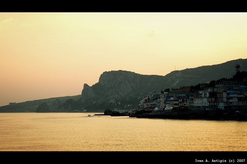 крым, кошка на фоне Кошкиphoto preview