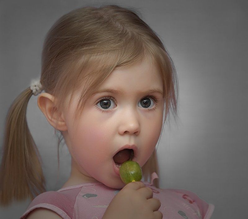 портрет,девочка,глаза,конфетка Ксюшаphoto preview