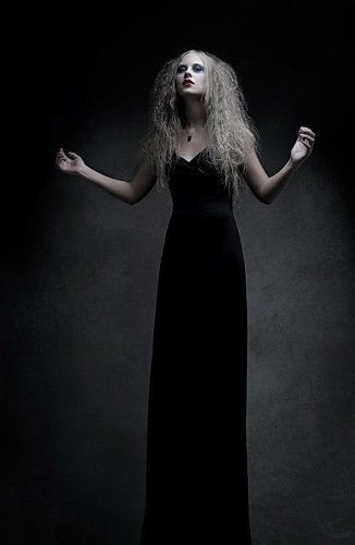 Die Finsternis tritt