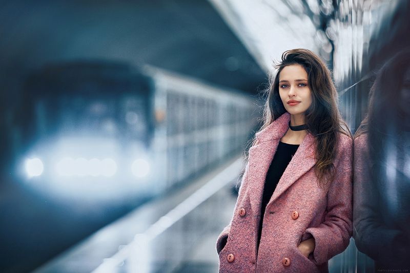 портрет, девушка, метро, станция, тоннель, архитектура, геометрия, цвета Еленаphoto preview