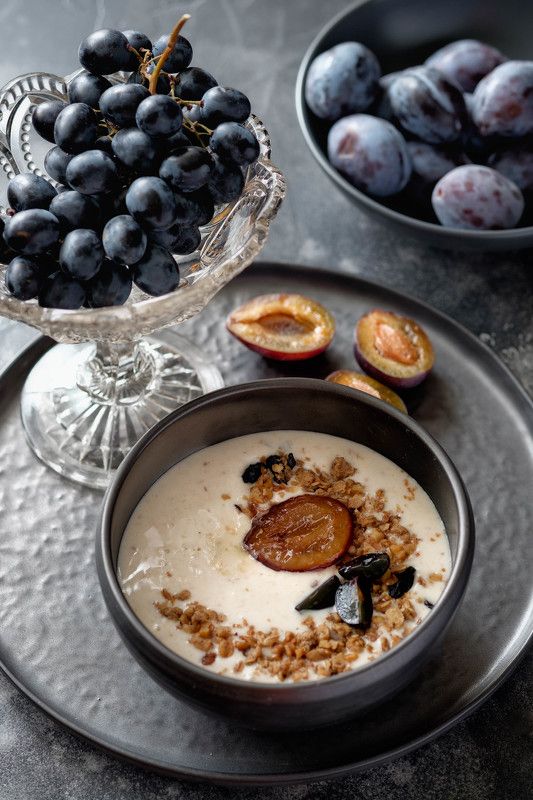 виноград, сливы, гранола, йогурт, натюрморт Синий натюрмортphoto preview