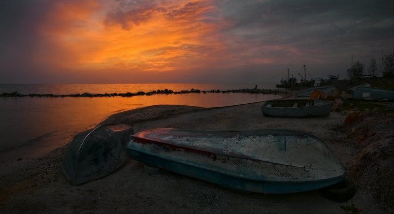 Догорает свет закатныйphoto preview