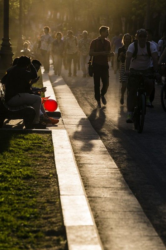 Люди, город, улица, жанр, человек, свет, цвет, вечер, красный, шар,  ***photo preview