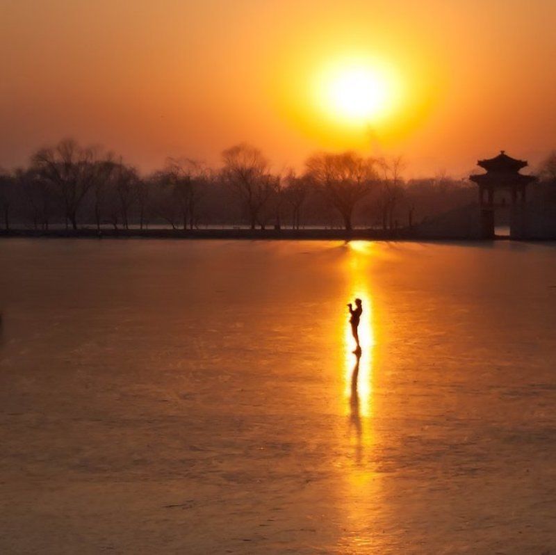 Фотограф купающийся в лучах закатаphoto preview