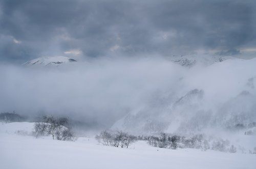 Туман, горы и перевал.