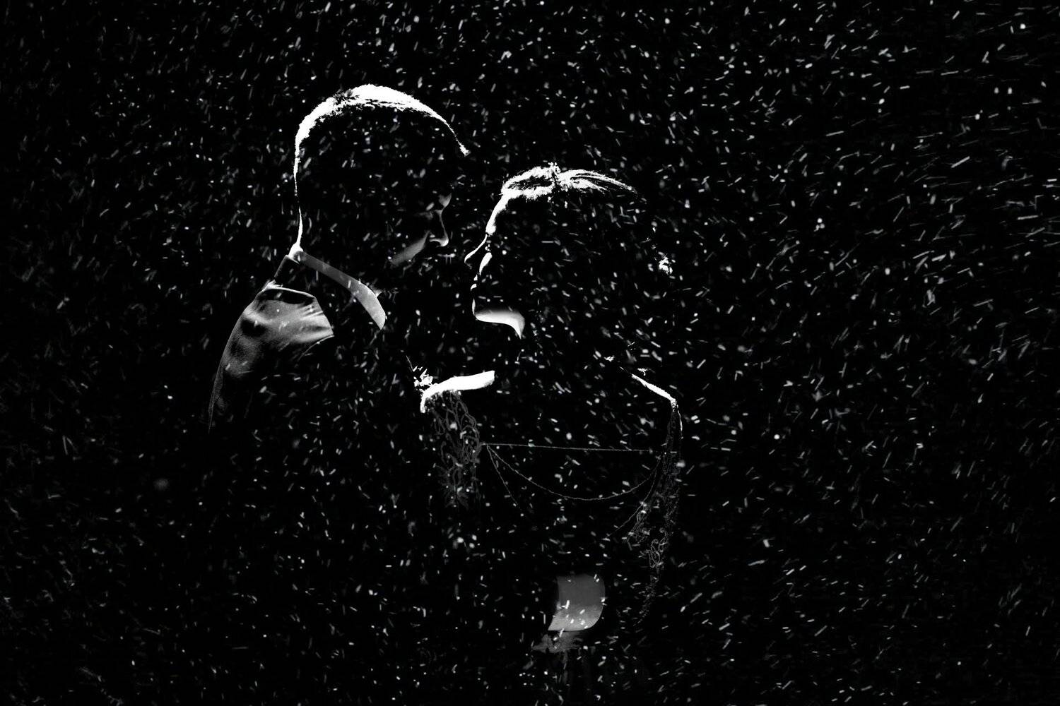 Молодожены под дождем. Автор: Павел Помолейко молодожены дождь черно-белое свадьба свадебное жених невеста wedding newlywed bride помолейко pomoleyko lovely love happy vitebsk нежность капли, Павел Помолейко