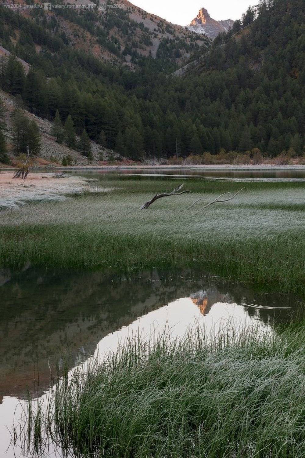Morning at Lac des Sagnes - Утро на озере Сань. Автор: Валерий Романов озеро, деревня, пруд, пышный, листва, идиллия, лес, трава, луг, дерево, пейзаж, небо, вода, зеленый, синий, облака, Франция, Жозье, Сань, отражение, горы, утро, закат, Восход, Валерий Романов