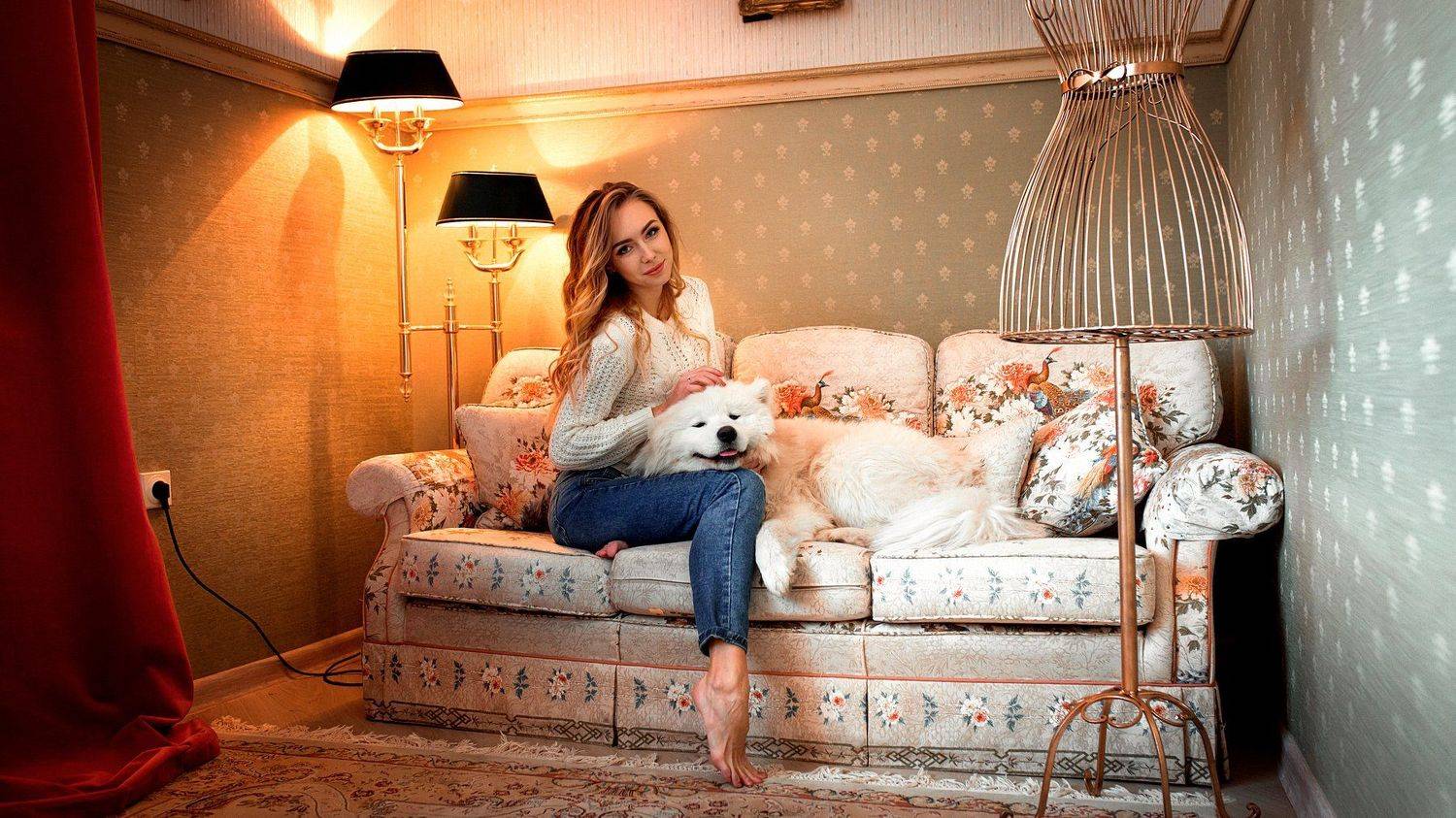 портрет, девушка, модель, собака, диван, постановка, торшер, свет, Сухарь Александр