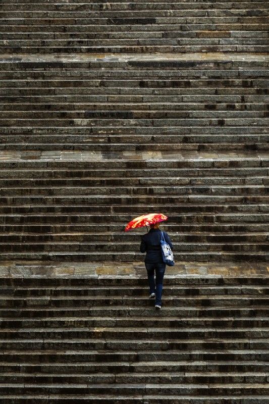Люди, город, улица, жанр,человек, минимализм, лестница, зонт, ***photo preview