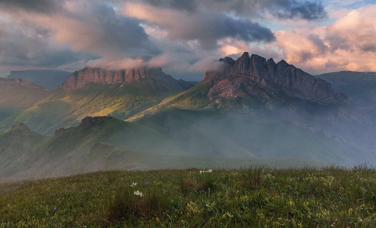 Живущие в облаках. Автор: Николай Мысливцев западный кавказ ачешбок чертовы ворота июнь лето рассвет, Николай Мысливцев