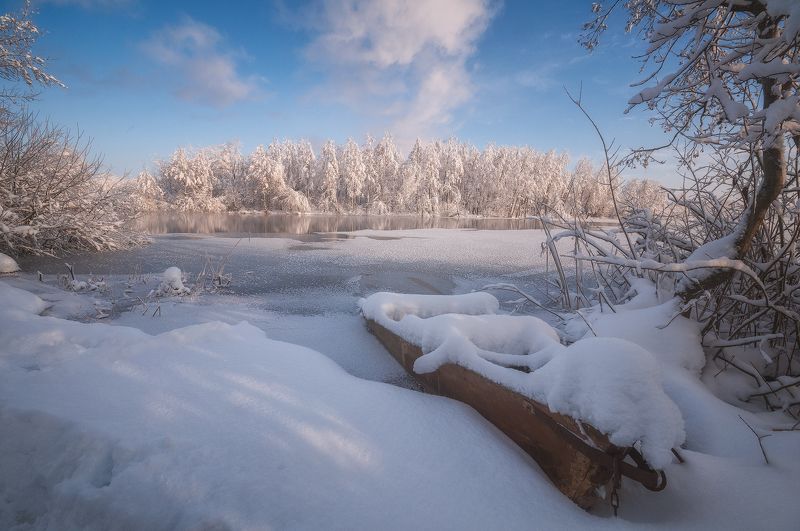 россия, подмосковье, шатура, пейзаж, природа, зима, утро, рассвет, мороз, снег, иней, озеро, вода, деревья, небо, свет, лодка, облака В ожидании весныphoto preview