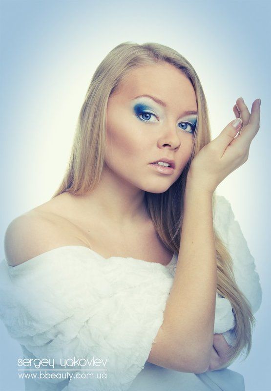 красивая девушка, духи, меха, шуба, изящная, пахнуть, звгляд, красота, красавица eau de parfumphoto preview