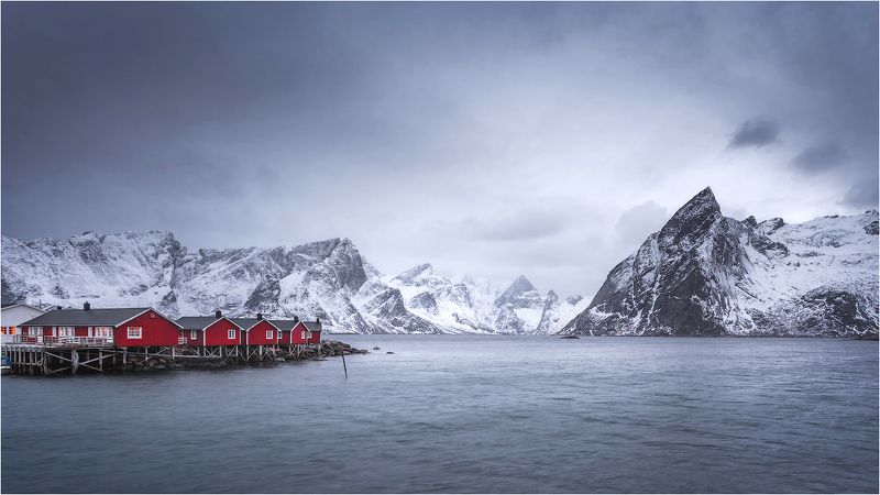утро,пирс,горы,дофотены,норвегия,домики,море,залив, Пасмурное утро на пирсеphoto preview