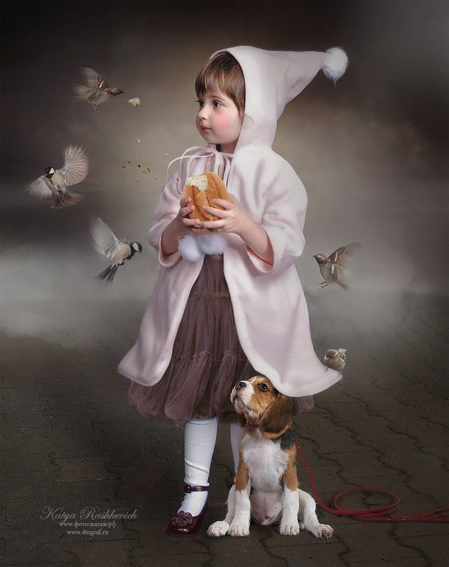 Девочка, кормящая птицphoto preview