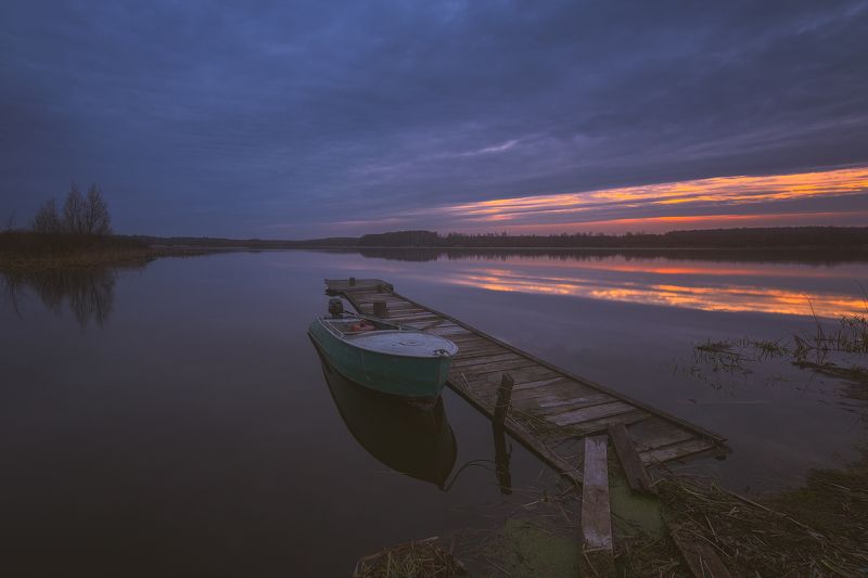 россия, подмосковье, весна, утро, рассвет, озеро, лодка, небо, облака, свет, вода, тучи, мост В предрассветный час...photo preview