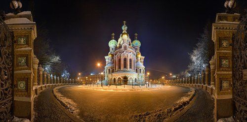 Вид на Собор Воскресения Христова (Спас-на-Крови) от ворот Михайловского сада