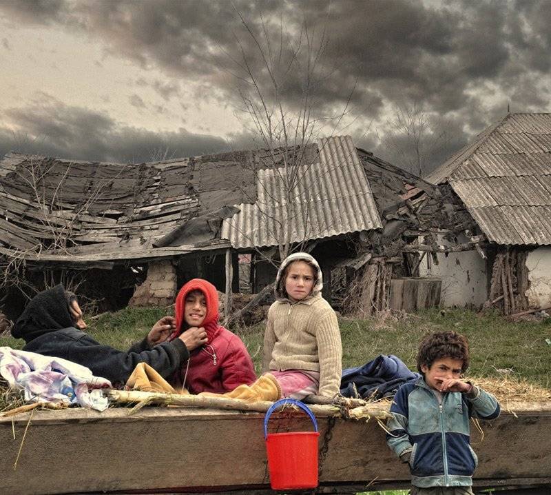 Автор: Caras Ionut dirty, grass, family, fan, cloudy sky, children, cart, dilapidated, women, abandoned house, Caras Ionut