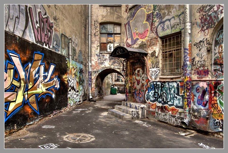 город,двор,граффити но местам не хоженным...Дворики Питера...photo preview