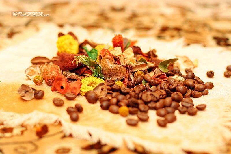 кофе, чашка, зёрна кофе, на столе Доброе утро... Кофе не желаете?photo preview