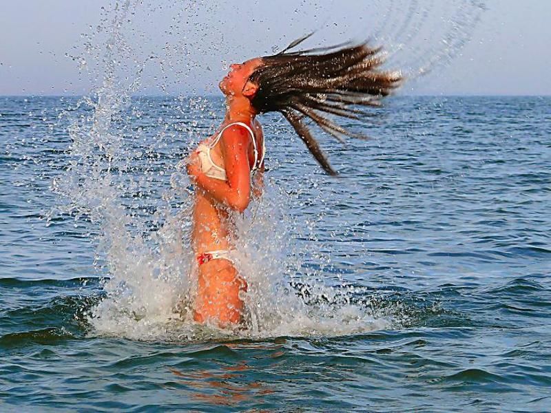 девушка, море, лето, прыжок Катяphoto preview