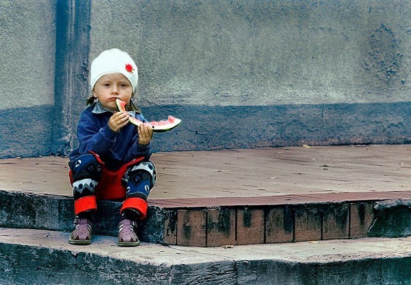 беларусь, девочка, арбуз, крыльцо про девочку и арбузphoto preview