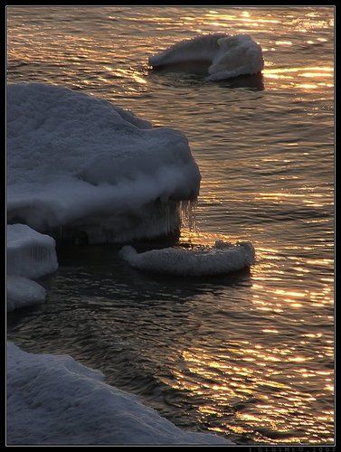 Зима Байкал, играючи кусает...