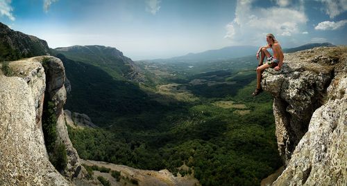 вид со скалы Козырёк на долину
