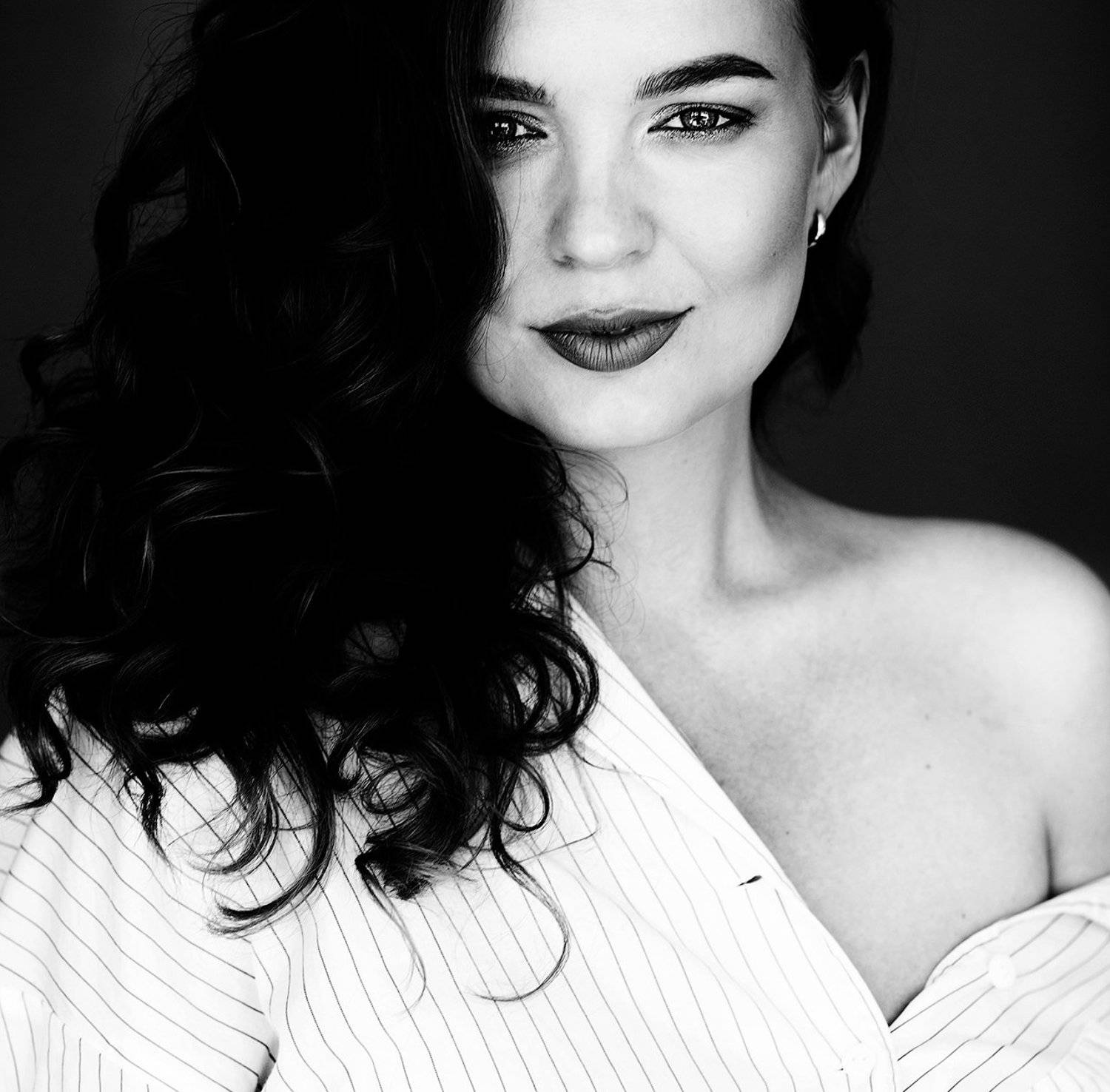 Даша. Автор: Дарья Комарова девушка, красивая, глаза, губы, контраст, плечи, квадрат, Дарья Комарова