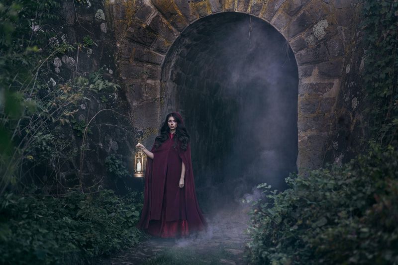 девушка, туман, сказка, сказочная фотосессия, фонарь, капюшон, тоннель Из туманаphoto preview