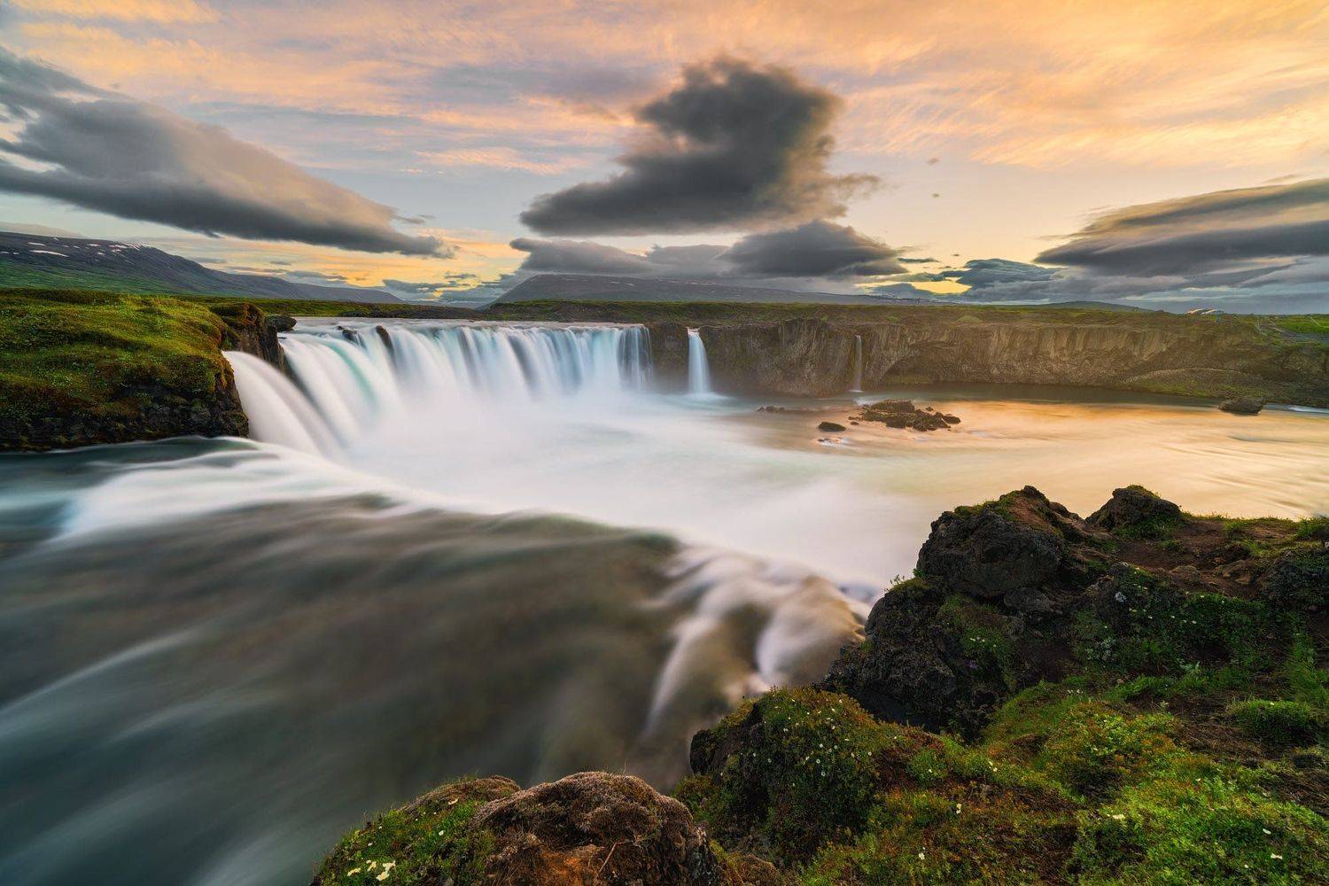 Sunrise at Godafoss. Автор: Christian Scheiffele , Christian Scheiffele