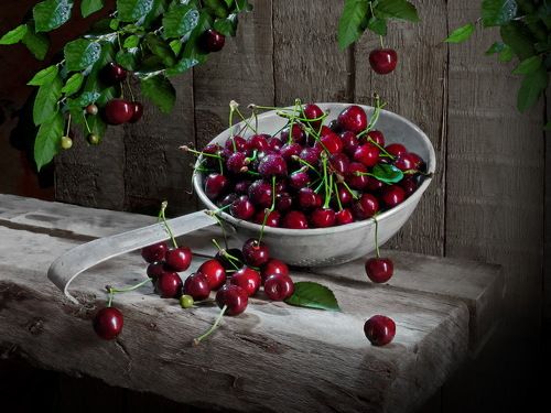 Черешня в закуточке.