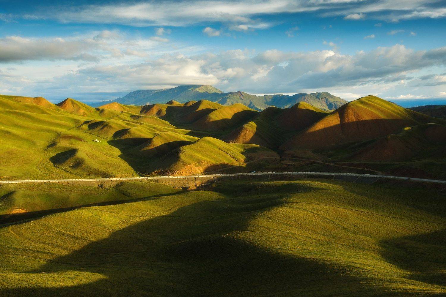 киргизия, кыргызстан, азия, горы, луг, скалы, пейзаж, лето, ущелье, джайлоо, пастбище, юрта, кочевник, туман, утро, рассвет, Оборотов Алексей