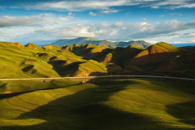 киргизия, кыргызстан, азия, горы, луг, скалы, пейзаж, лето, ущелье, джайлоо, пастбище, юрта, кочевник, туман, утро, рассвет Бархатные холмыphoto preview