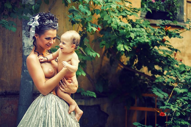 Девушка с ребёнкомphoto preview