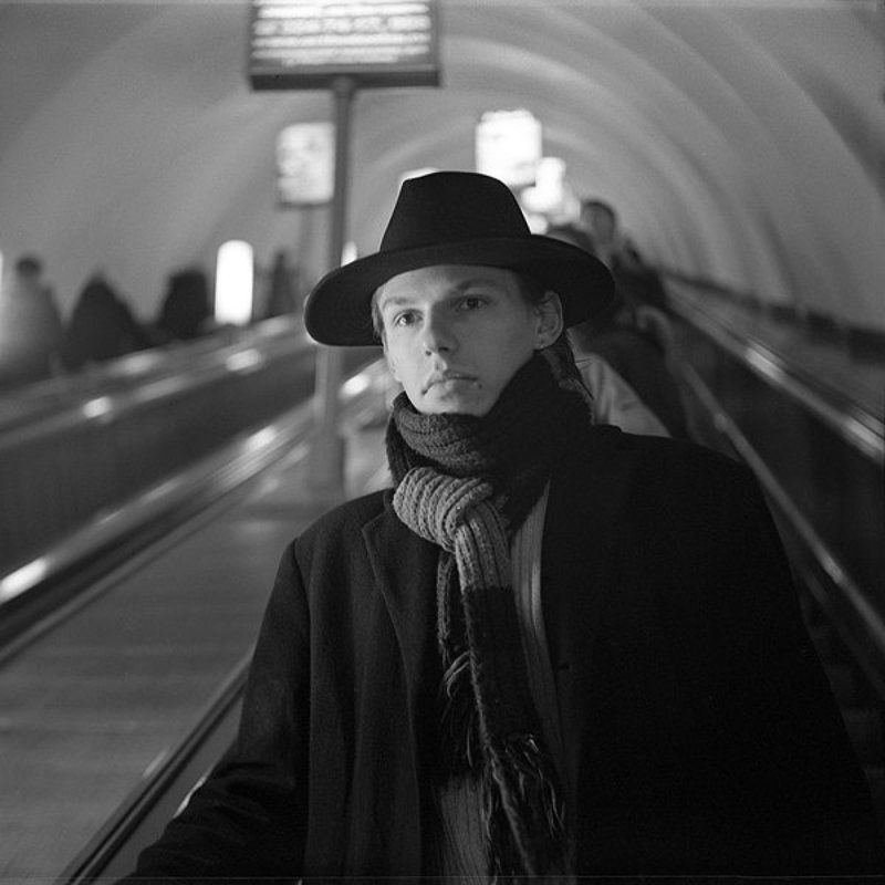 в метро, шляпа ***photo preview