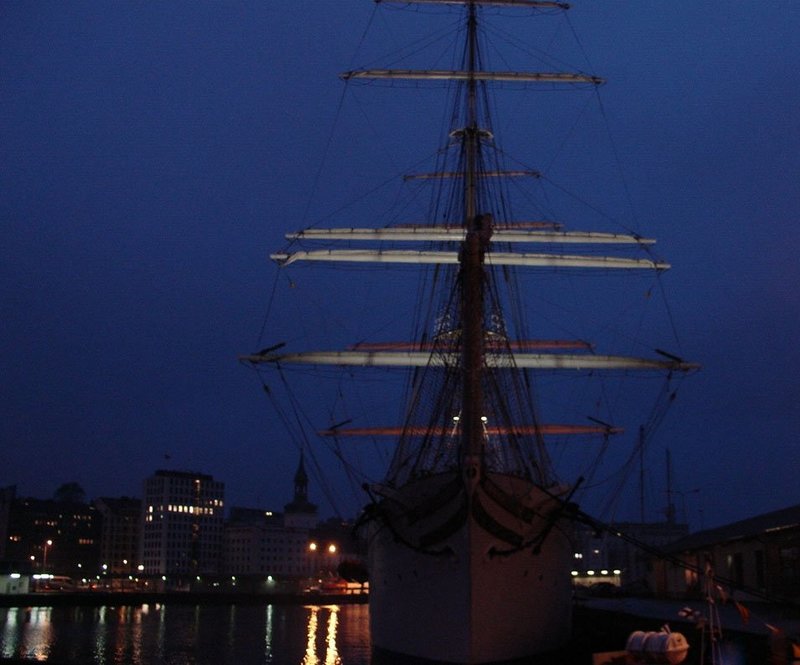 берген ночь причал парусник Прогулки по ночному Бергенуphoto preview