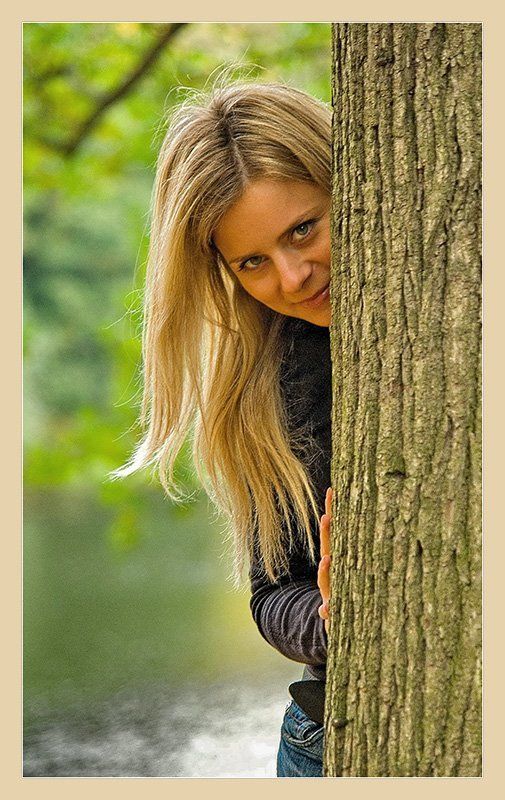 девушка дерево взгляд Поймай меня!... Если сможешь:)photo preview