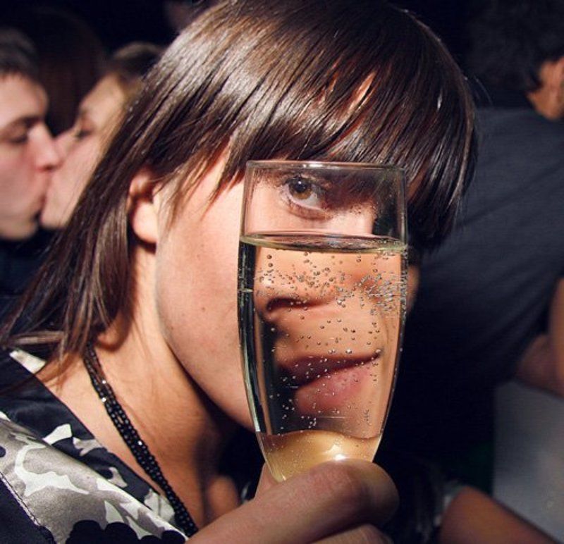 девушка, шампанское шампуньphoto preview