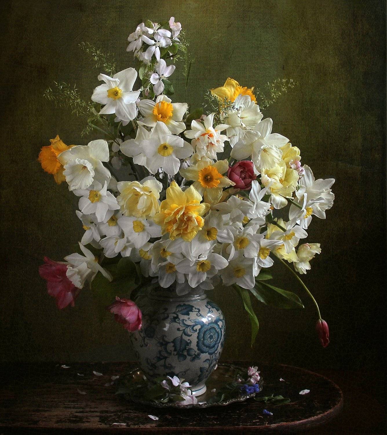 Цветы, в каком-то солнечном свеченьи, и белые и жёлтые сплелись. Автор: Марина Филатова весна, натюрморт, букет цветов, тюльпаны, нарциссы, марина филатова, Марина Филатова