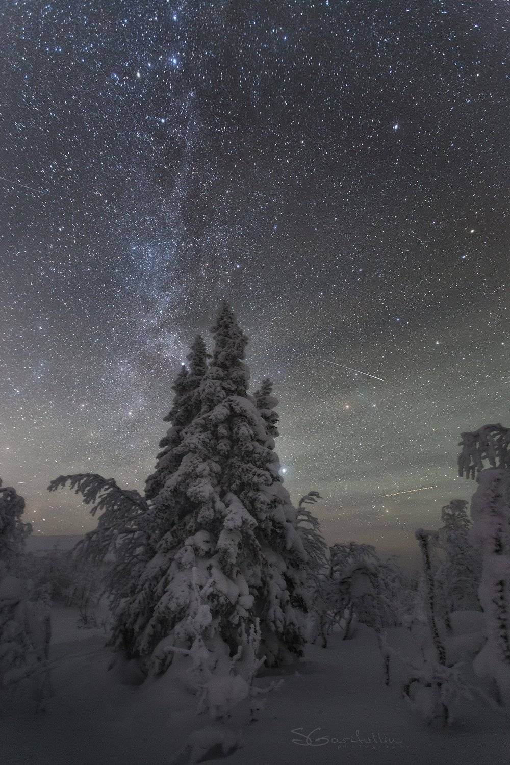 Стражи ночи. Автор: Сергей Гарифуллин урал, северный урал, природа, гух, главный уральский хребет, лямпа, звезды, млечный путь, звёзды, зимний пейзаж, ночной пейзаж, Сергей Гарифуллин